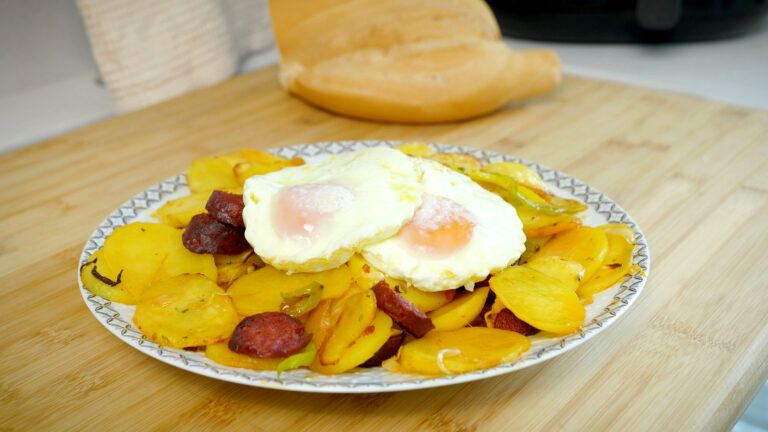 HUEVOS FRITOS con PATATAS y CHORIZO scaled